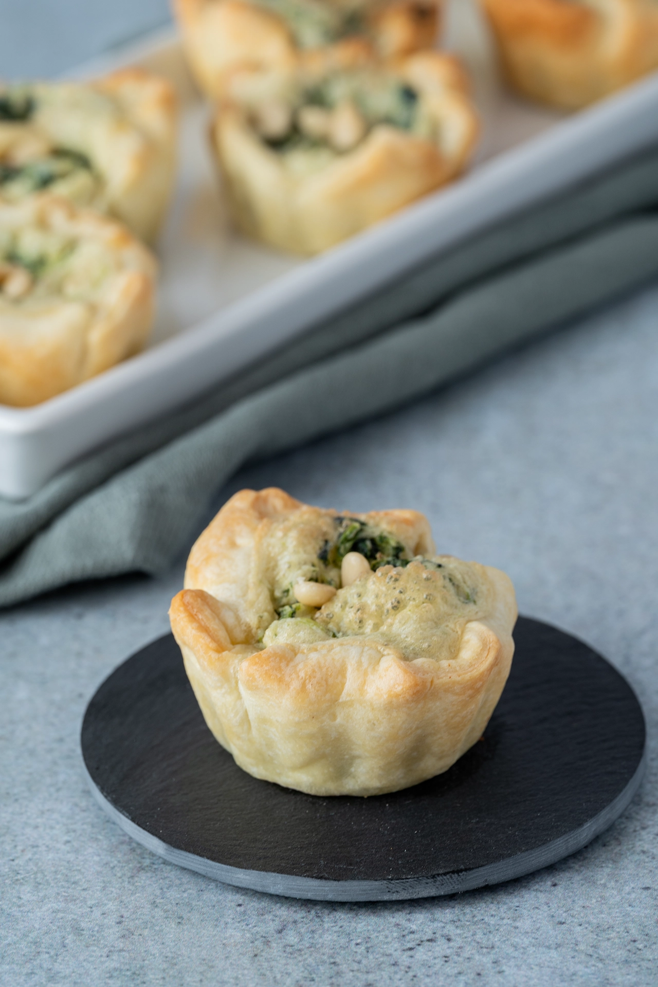 kleine Mini-Quiche mit Spinat mit Blätterteig