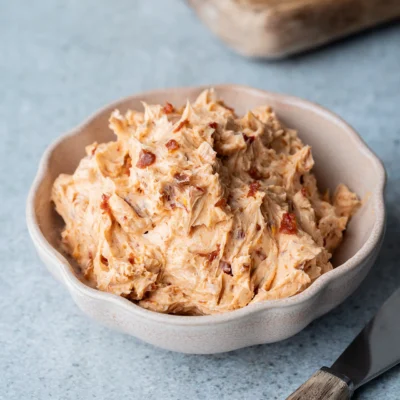 Beste vegane Tomatenbutter in heller Schale