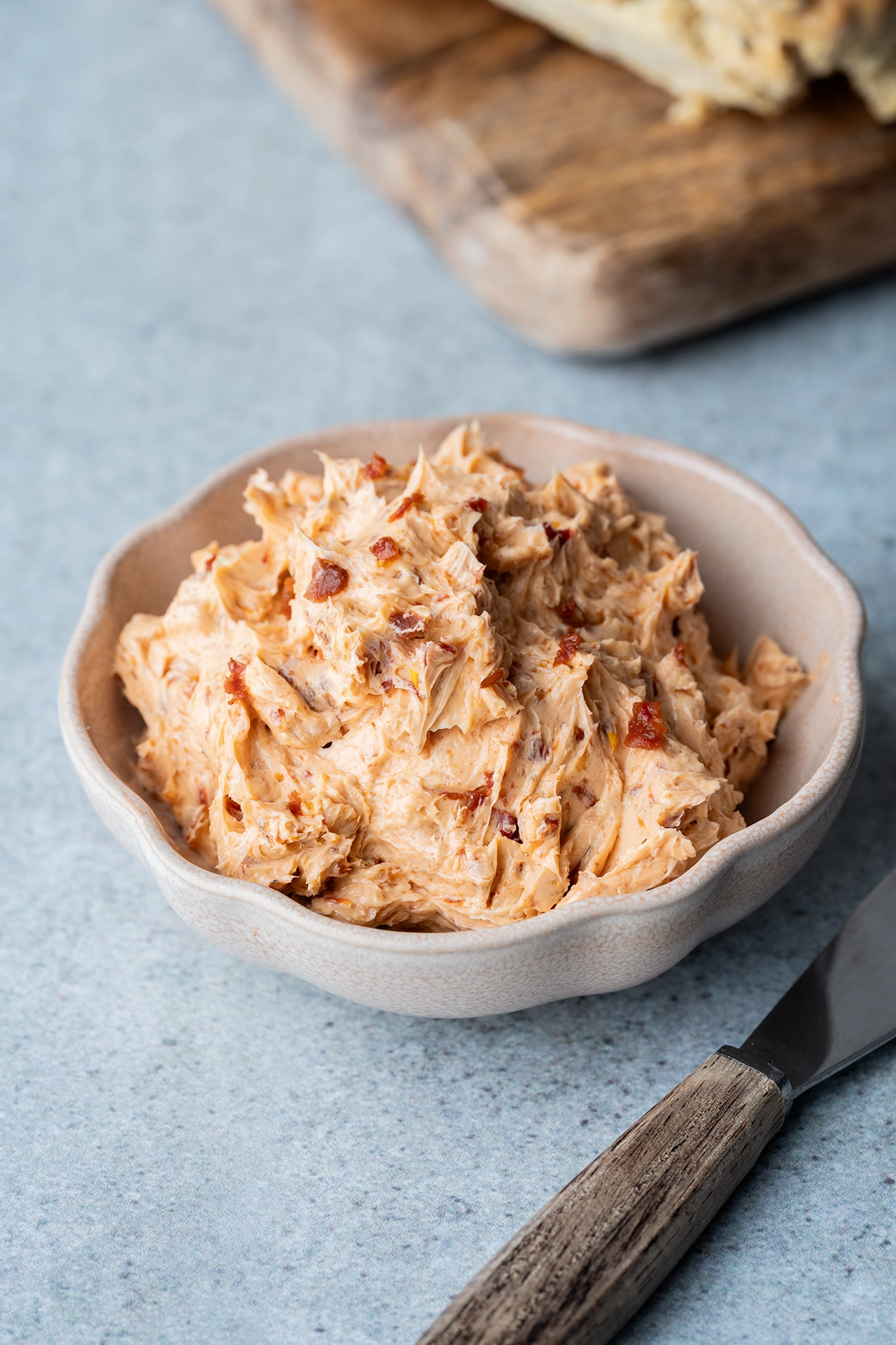 Vegane Tomaten-Butter 2 Beste vegane Tomatenbutter in heller Schale