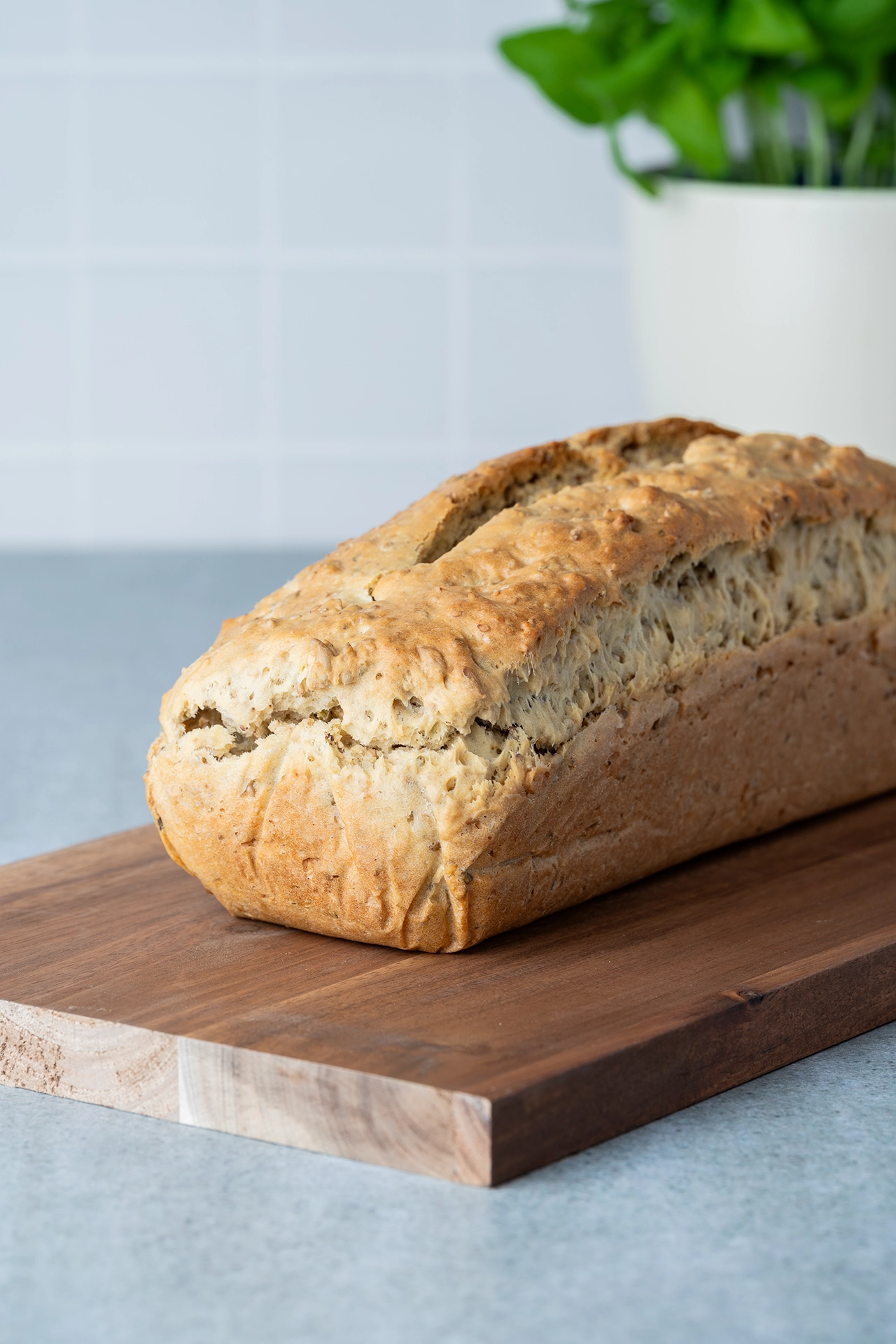 Mediterranes Dinkel-Kastenbrot ohne Hefe auf einem Brett