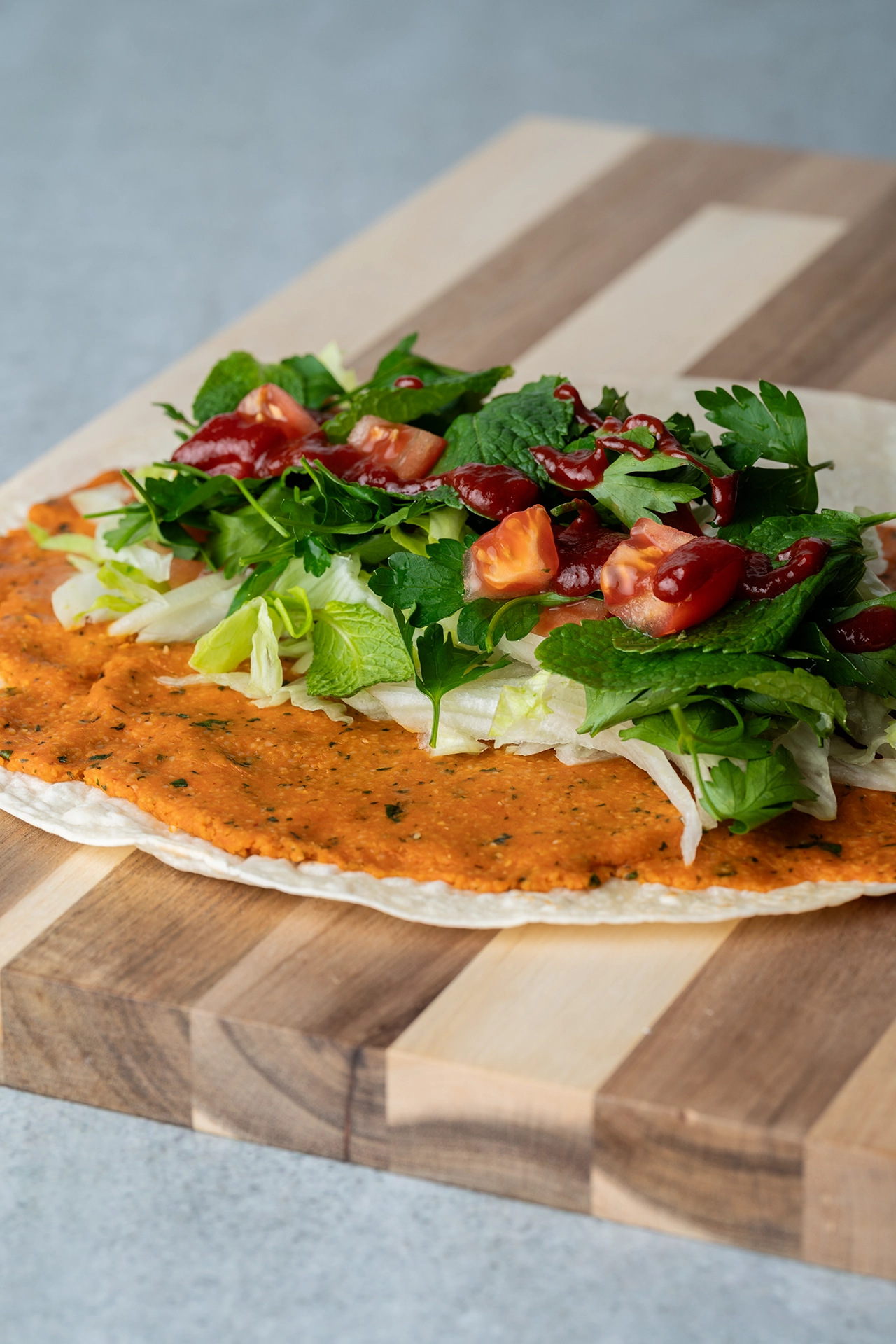 Cigköfte Wrap belegt mit Salat und Tomate