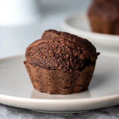 Zuckerfreier veganer Schoko Muffin auf einem hellen Teller