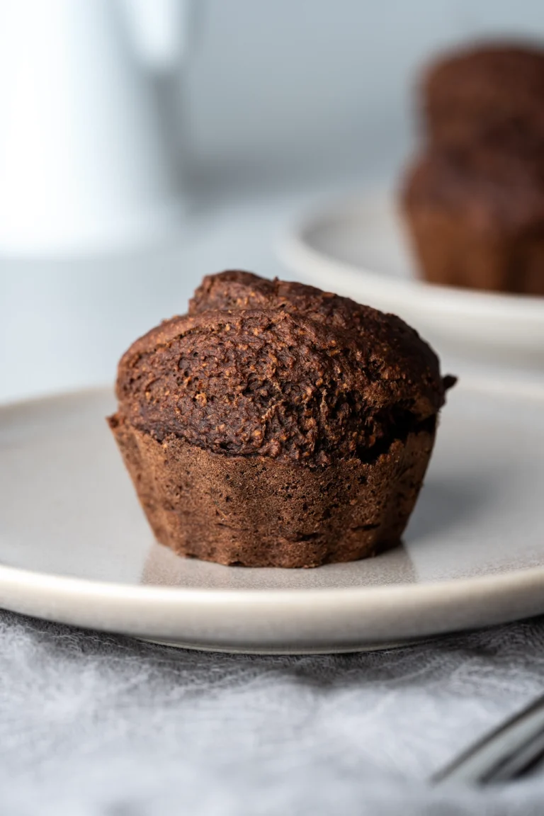 Zuckerfreier veganer Schoko Muffin auf einem hellen Teller