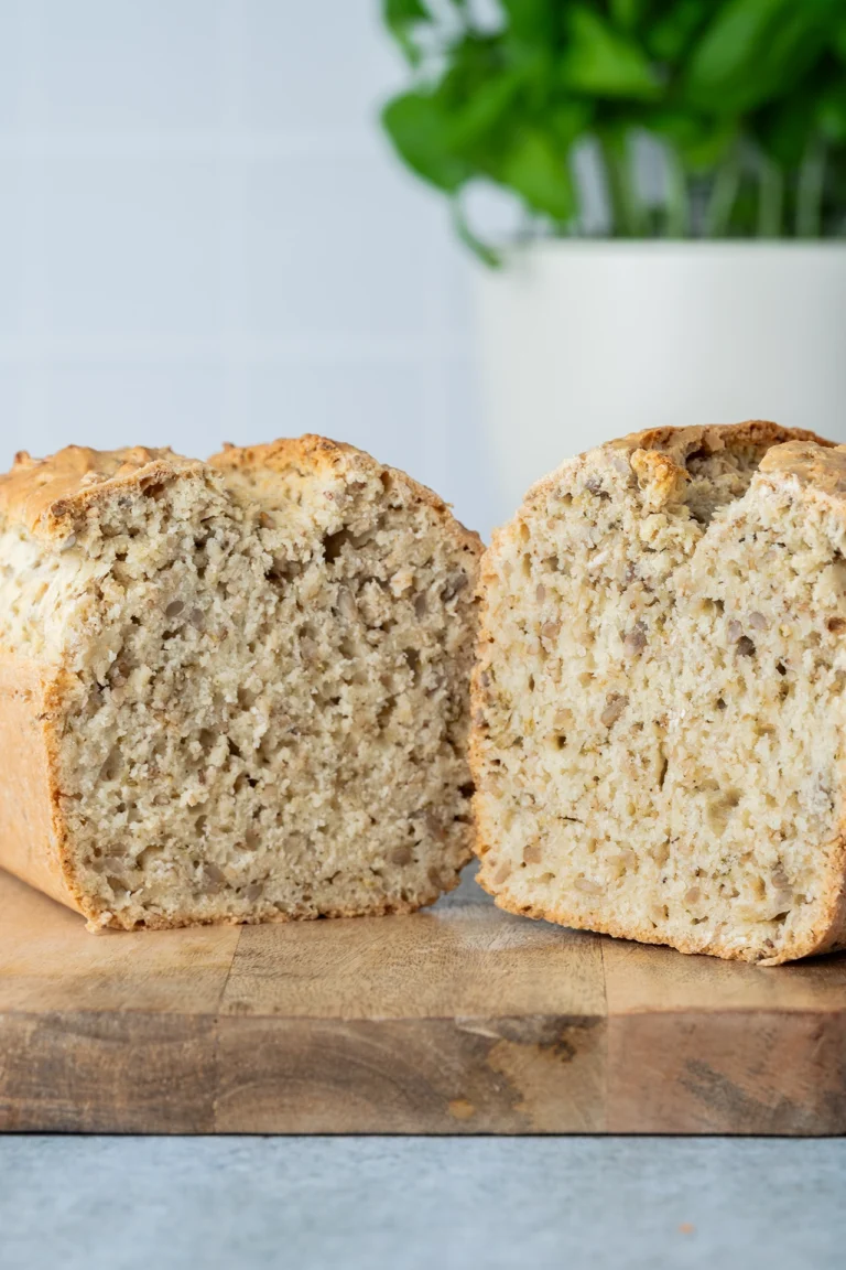 Mediterranes Dinkel-Kastenbrot ohne Hefe aufgeschnitten auf einem Brett