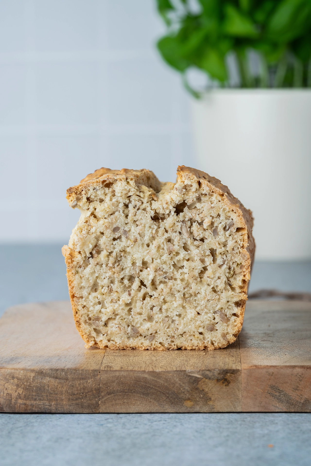 Aufgeschnittenes Mediterranes Kräuterbrot auf einem Brett