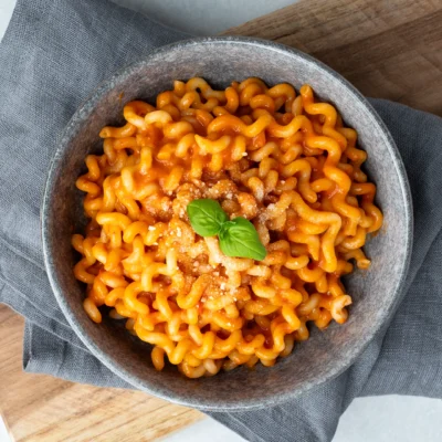 Paprika Pasta in grauer Schale mit Basilikum