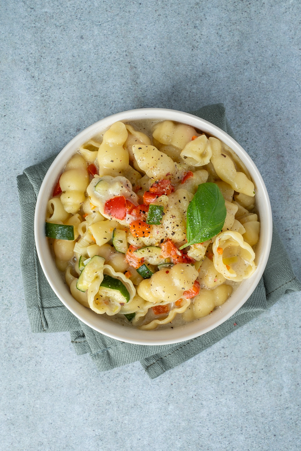 Einfache One Pot Pasta mit Gemüse 3 One Pot Pasta mit Paptika und Zucchini in einer weißen Schale