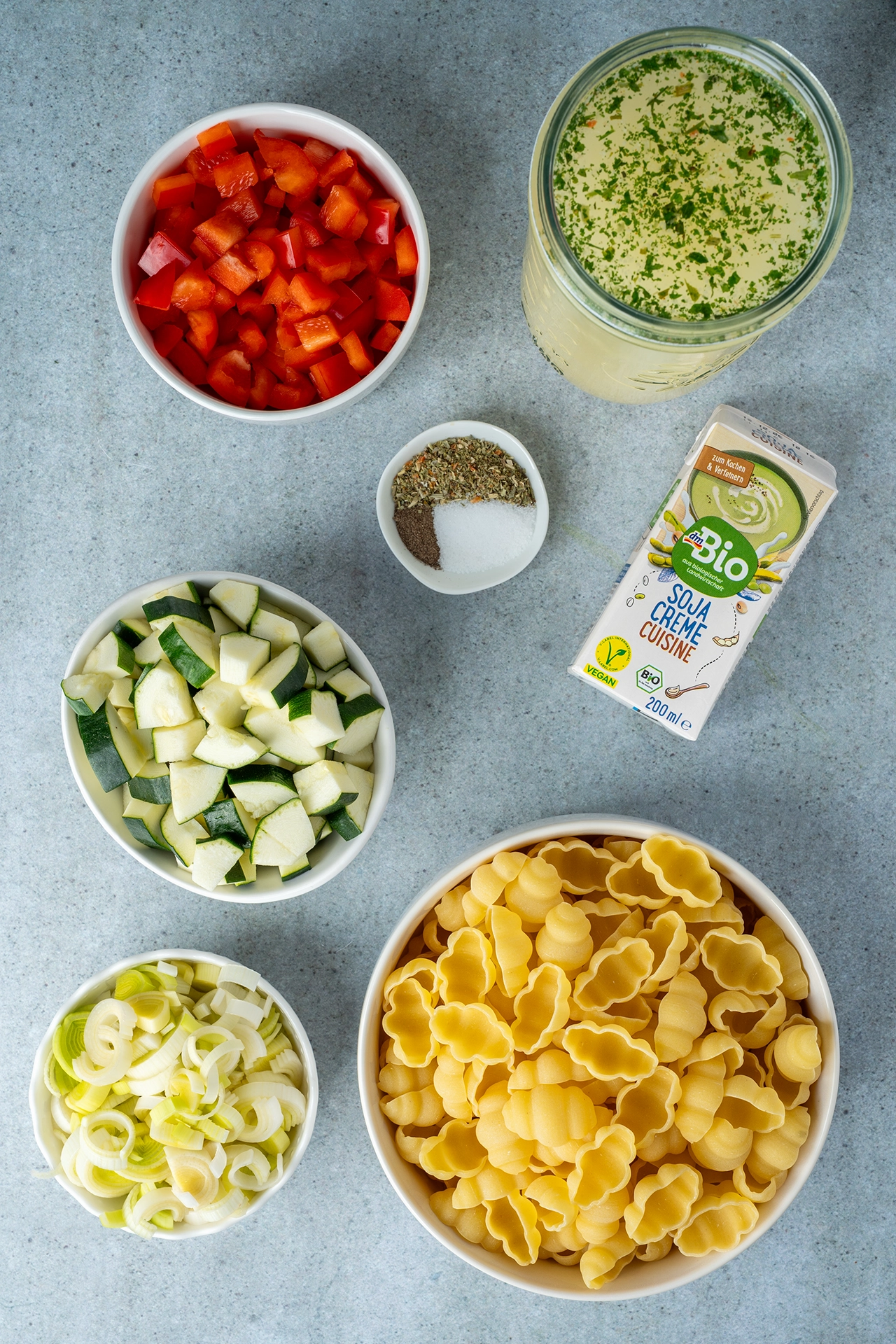 Einfache One Pot Pasta mit Gemüse 1 Alle Zutaten für die One Pot Pasta in einzelnen Schalen