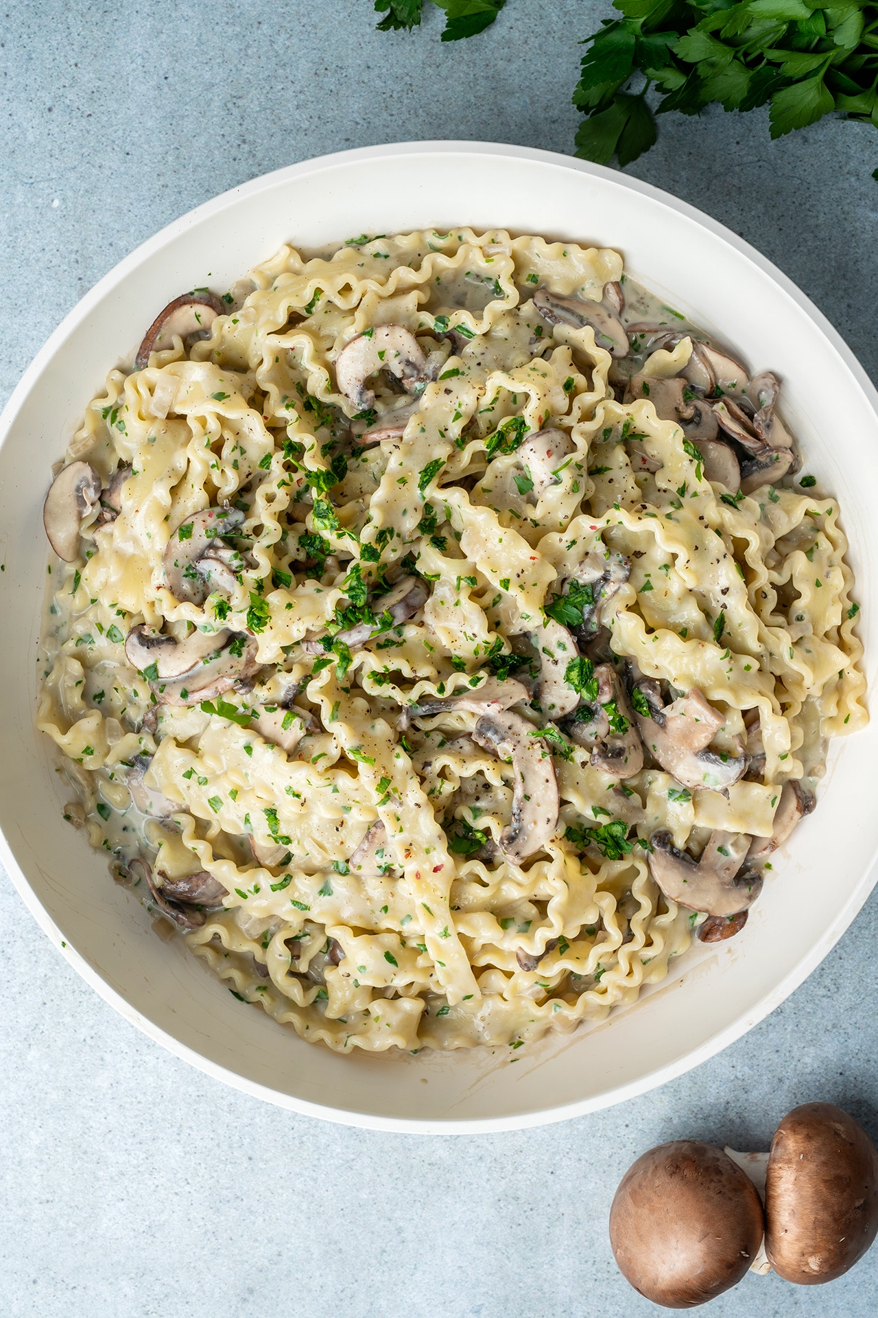 Vegane Champigon Pasta uas der Pfanne mit Petersilie