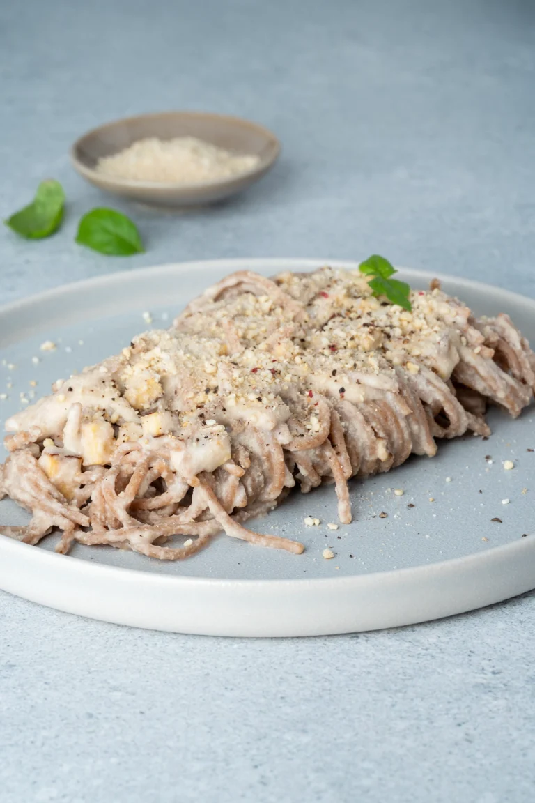 rezept-vegane-spaghetti-carbonara-highprotein Vegane Spaghetti Carbonara auf hellem Teller mit Bsilikum