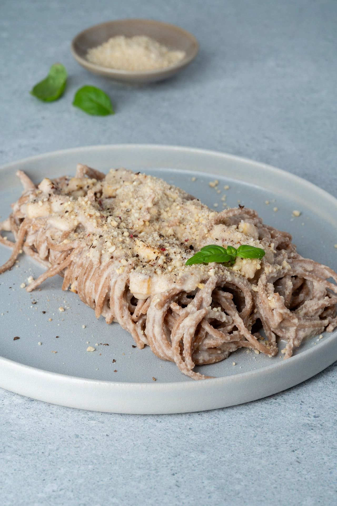 Vegane Spaghetti Carbonara 3 Vegane Spaghetti Carbonara auf einem grauen Teller