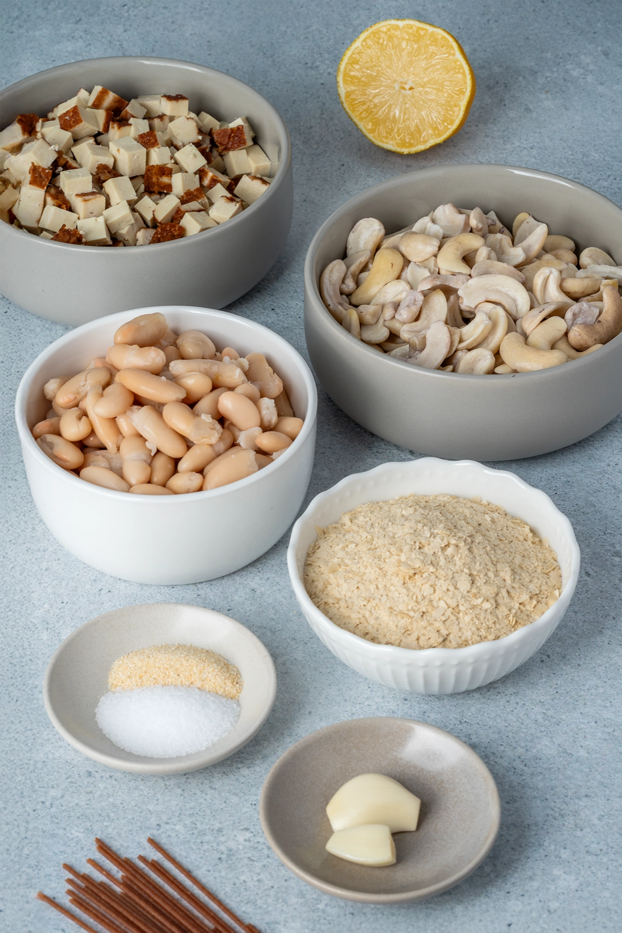 Vegane Spaghetti Carbonara 1 Zutaten in einzelnen Schalen für vegane Spaghetti Carbonara