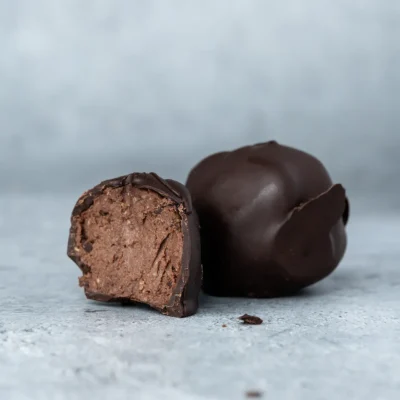 Vegane Schoko Fudge Pralinen ohne Backen auf grauem Untergrund