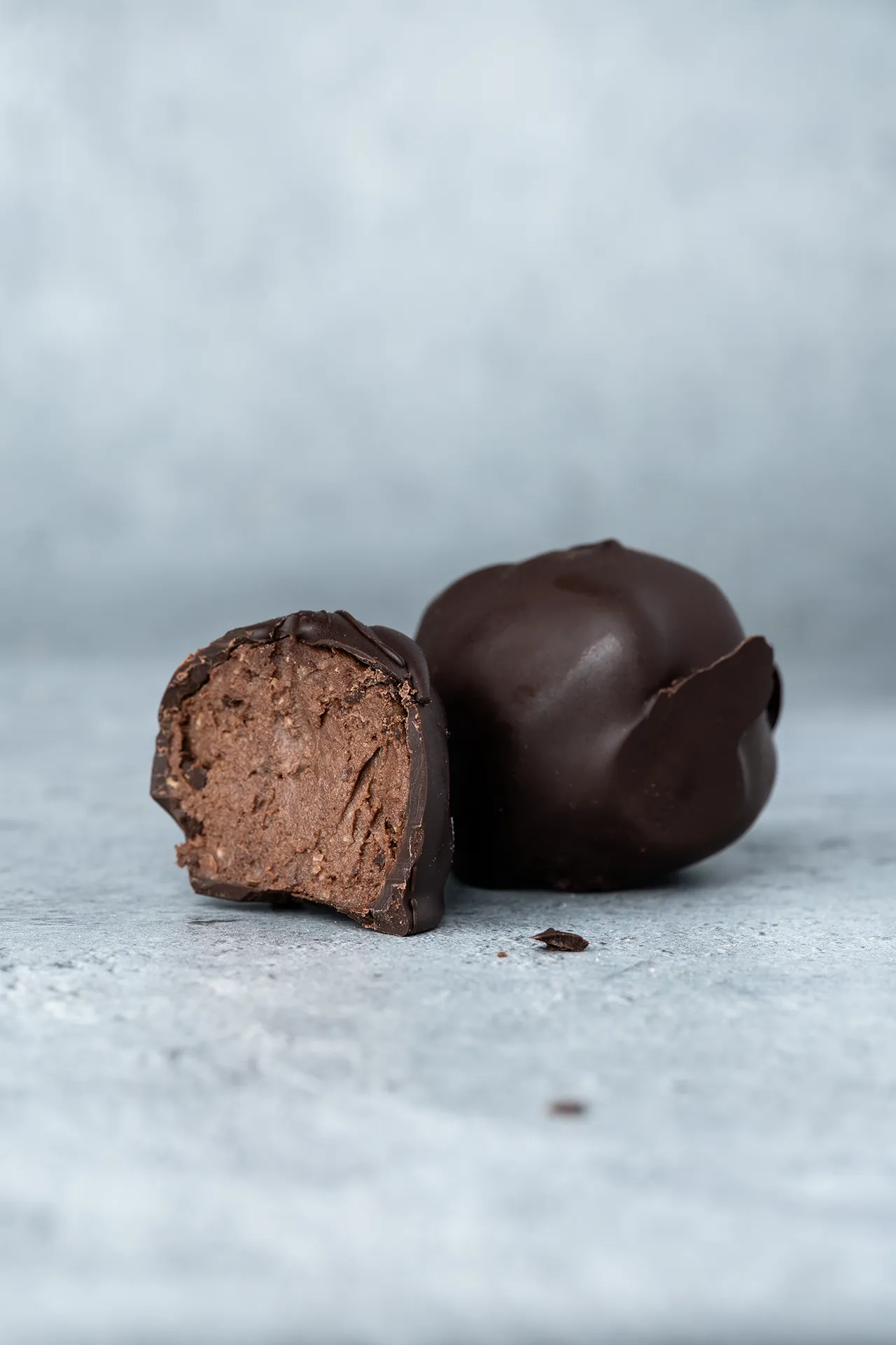 Vegane Schoko Fudge Pralinen ohne Backen auf grauem Untergrund