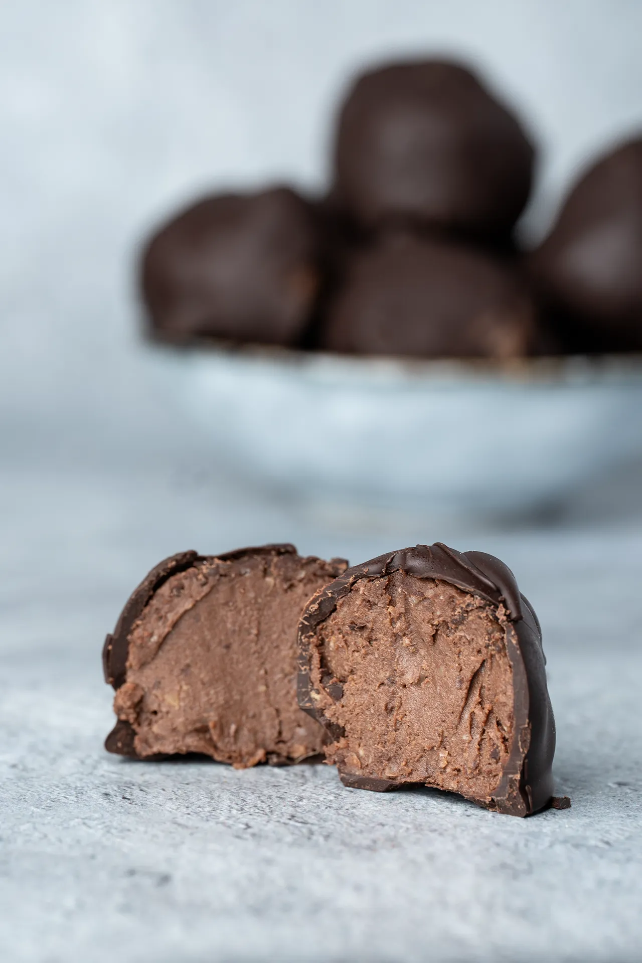 vegane Schokopraline aufgeschnitten 