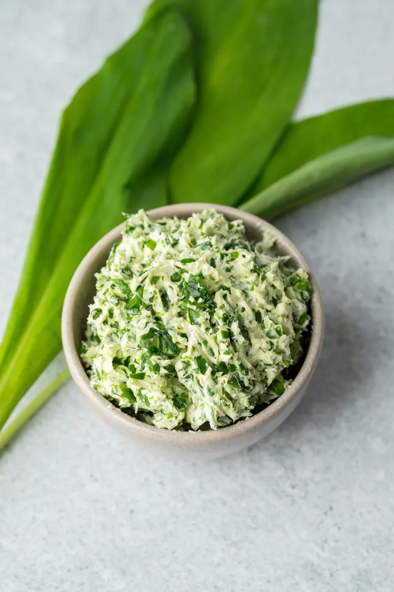 Einfache vegane Bärlauchbutter in kleiner Schale daneben 3 Bärlauchblätter