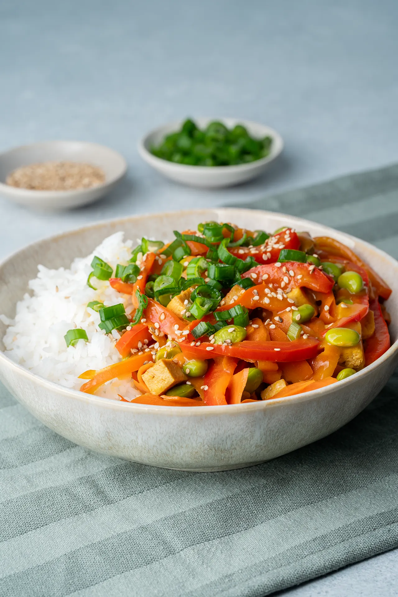 Cremige Tofu-Gemüse-Pfanne mit Erdnusssoße auf Reis
