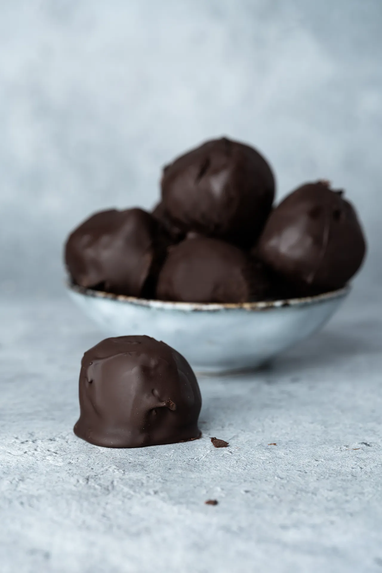 vegane Schokofudge Pralinen in einer kleinen Schale und eine daneben