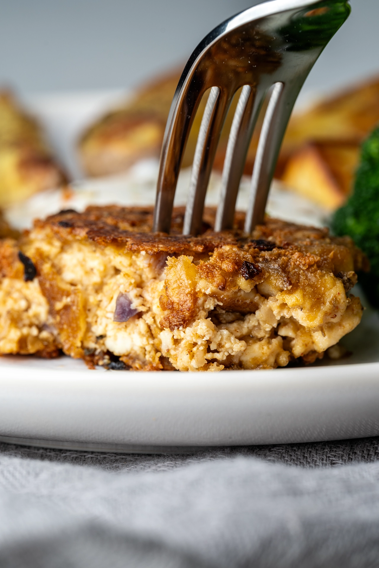 knusprige vegane Frikadelle von einer Gabel aufgepiekst