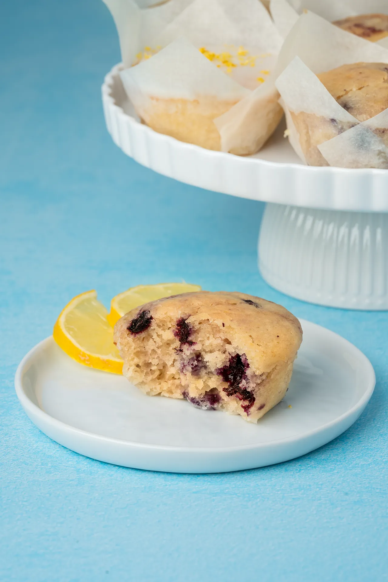Zitronenmuffin mit Heidelbeeren auf weißem Teller