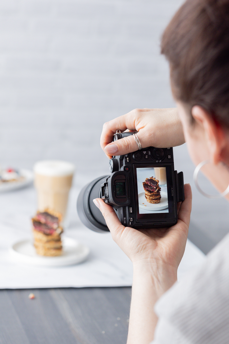 Alltag als Foodbloggerin, Katja beim Fotografieren von Rezepten