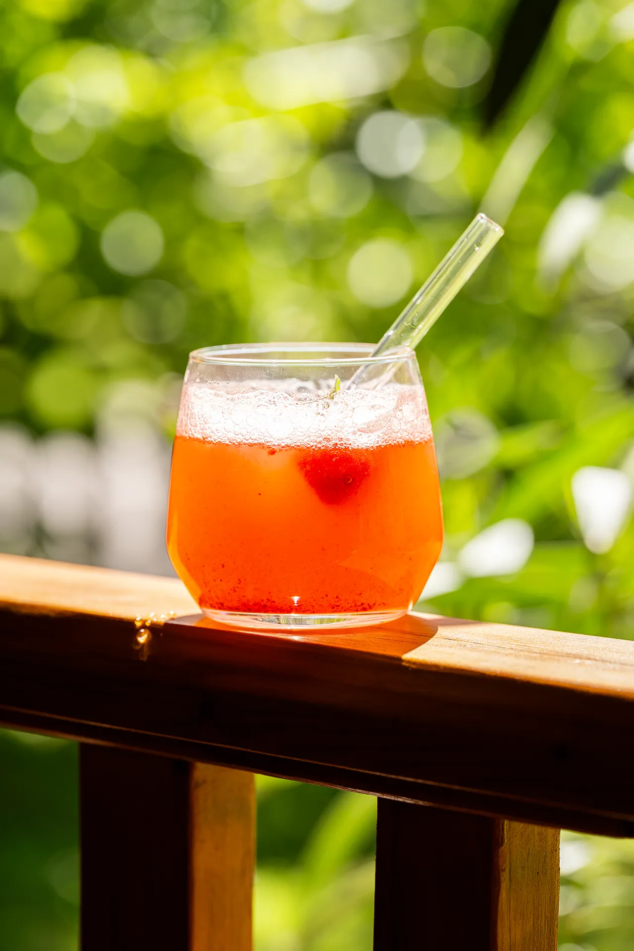 Erdbeer-Zitronen-Limo – gesunde Sommerlimonade zum Einfrieren 3 Erdbeer-Zitronen-Limonade in einem Glas mit Trinkhalm