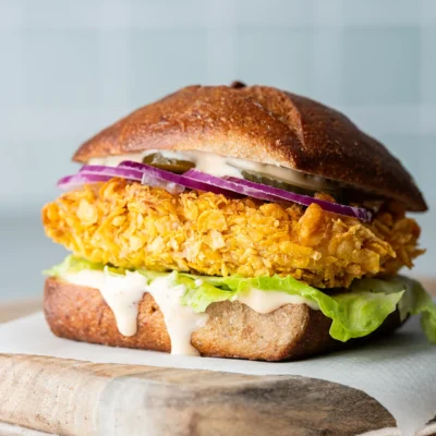 Startseite 13 Crispy Tofu Sandwich auf einem Brett