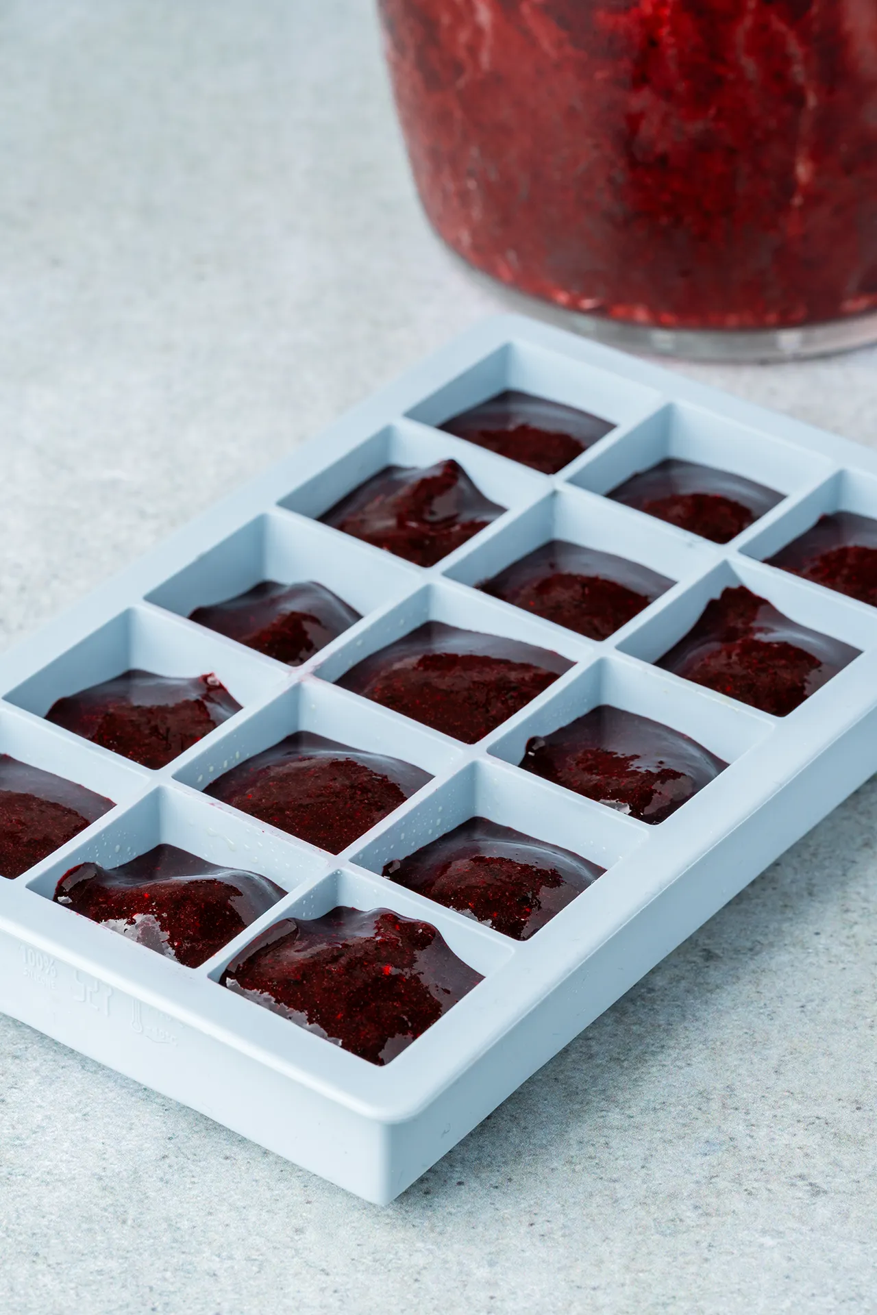 Heidelbeer-Eiswürfel in einem Eiswürfelbehälter