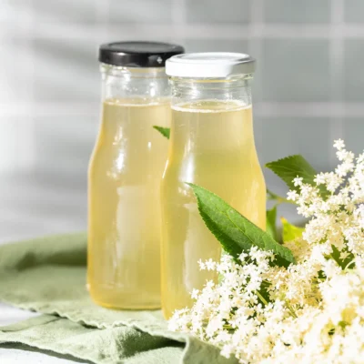Startseite 13 Holunderblütensirup selber machen, zwei Flaschen
