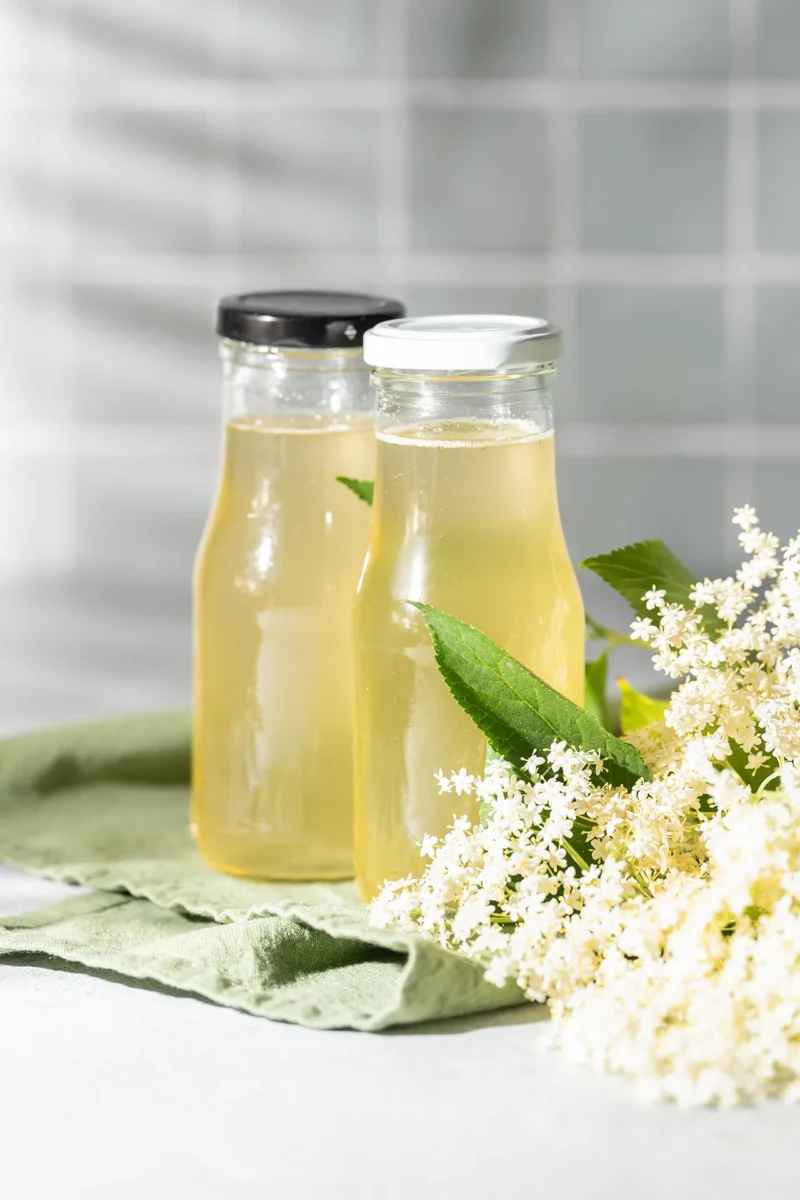 Holunderblütensirup selber machen, zwei Flaschen
