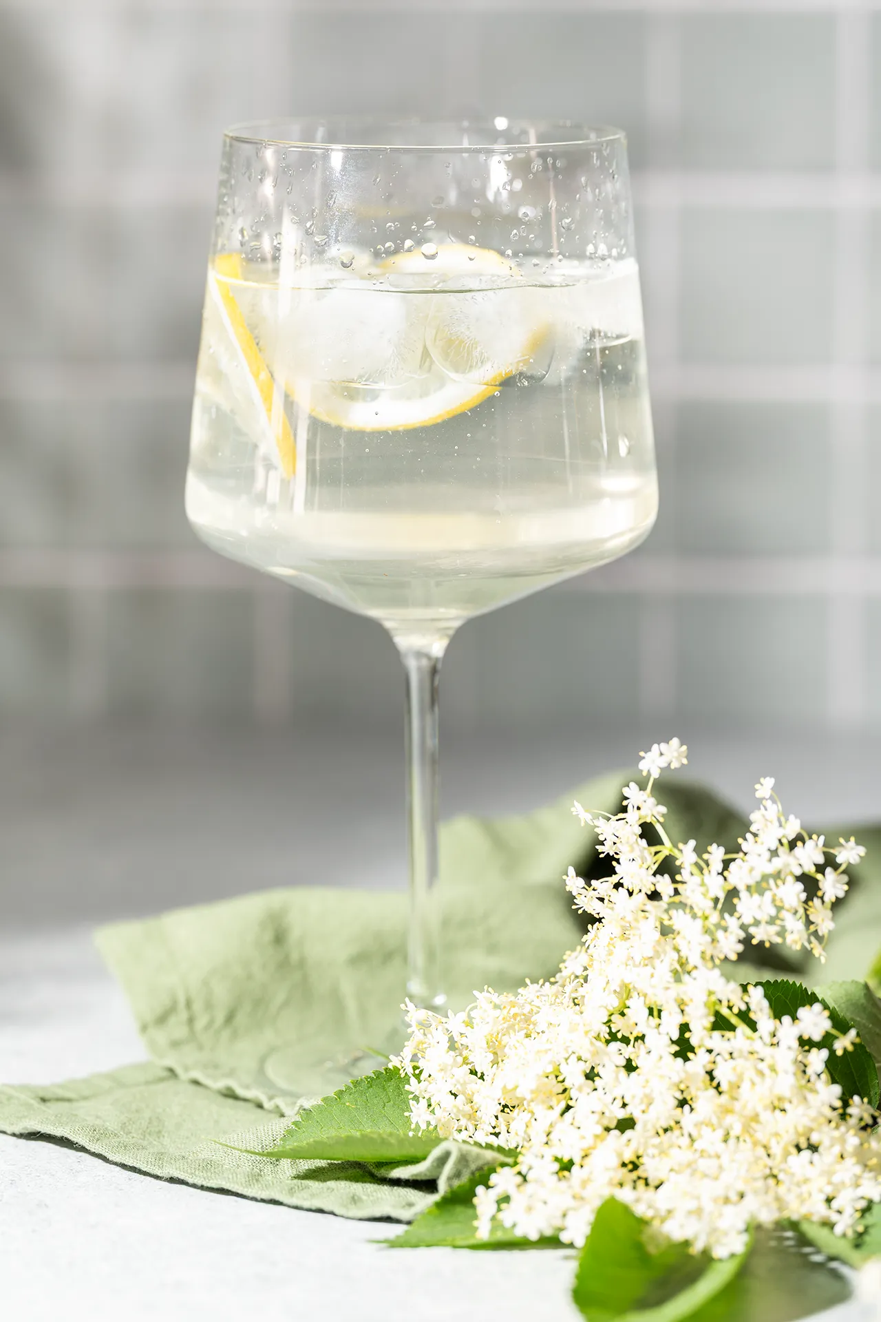 Holunderblütensirup selber machen – einfaches Rezept für den Sommer 1 Holunderblütensirup mit Wasser und Eiswürfeln in einem Glas