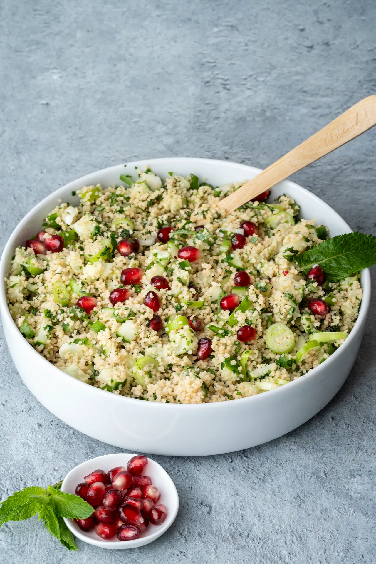 Couscous-Salat mit Kräutern und Zitrone 1 Couscous-Salat mit Granatapfelkernen in einer Schale