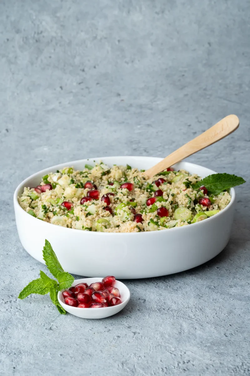 Couscous-Salat mit Kräutern und Zitrone 2 Couscous-Salat mit Granatapfelkernen in einer Schale
