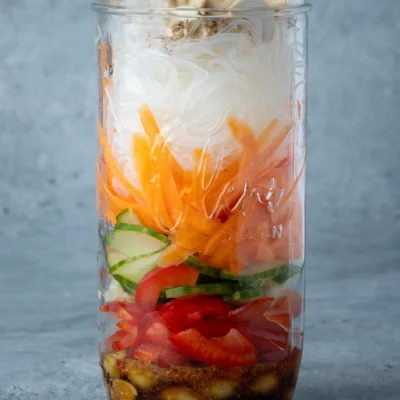 Startseite 13 Asiatischer Glasnudelsalat im Glas geschichtet