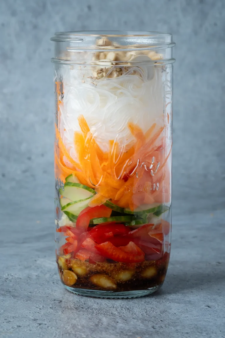 rezept-vegan-glasnudel-salat-edamame Asiatischer Glasnudelsalat im Glas geschichtet
