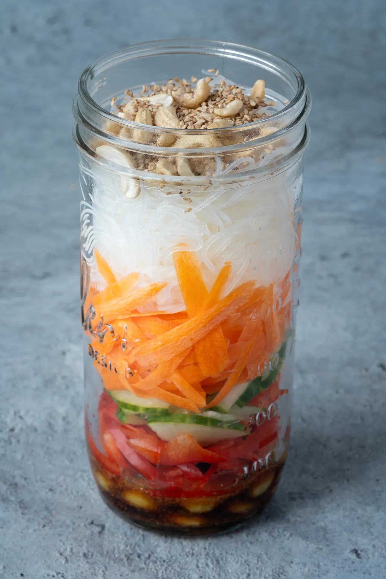 Glasnudelsalat im Glas – perfekt für Meal Prep 1 Glasnudelsalat im Glas geschichtet