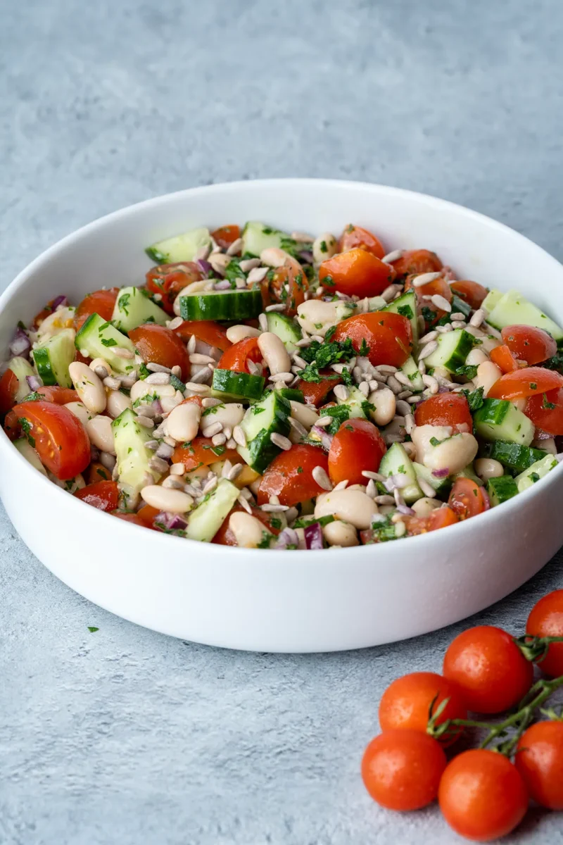 Mediterraner weiße Bohnen Salat in weißer Schale