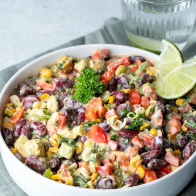 Mexikanischer Maissalat mit Bohnen und Avocado