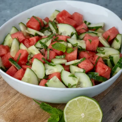 Wassermelonen-Gurken-Salat mit Minze in einer weißen Schale