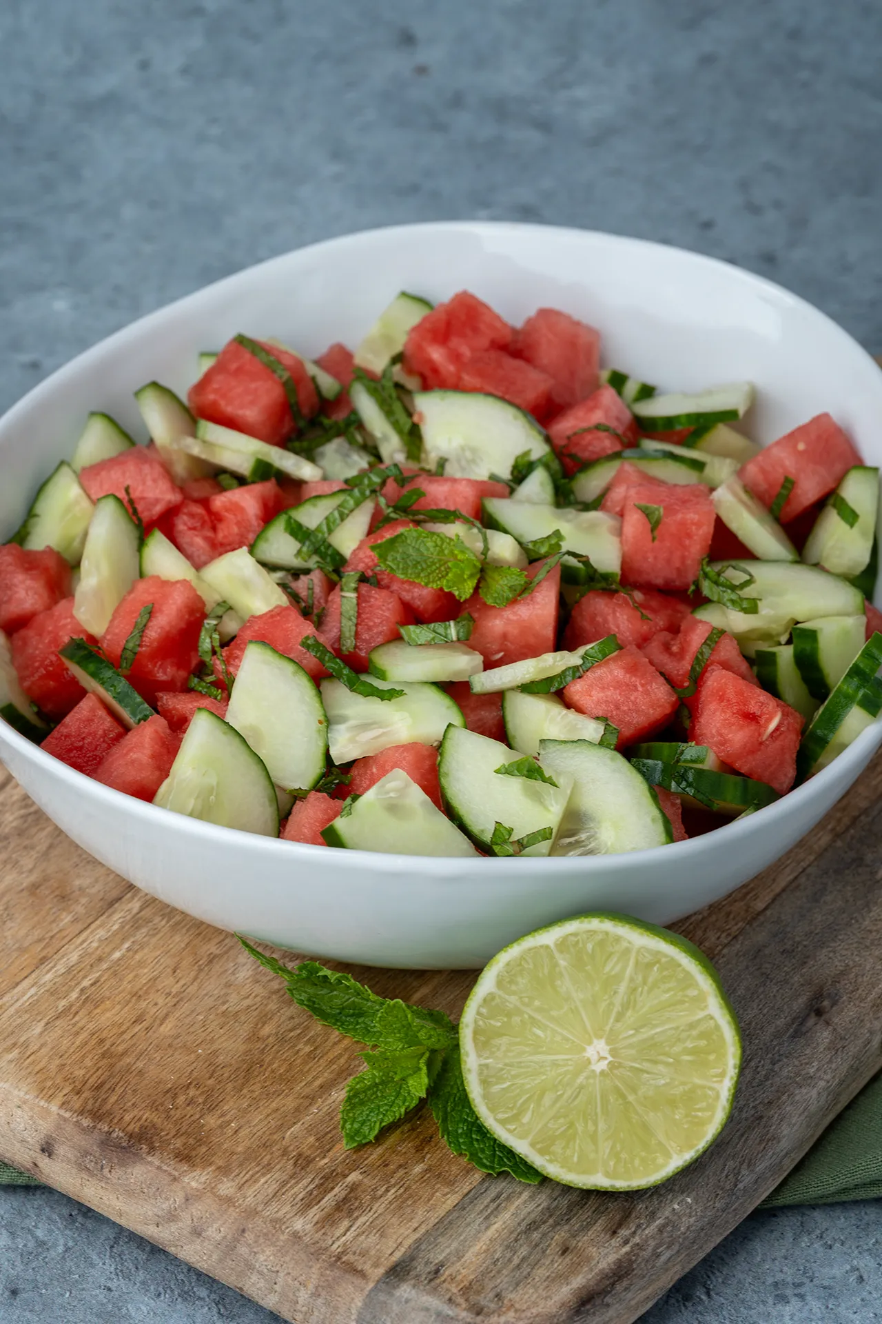 Wassermelonen-Gurken-Salat mit Minze in einer weißen Schale