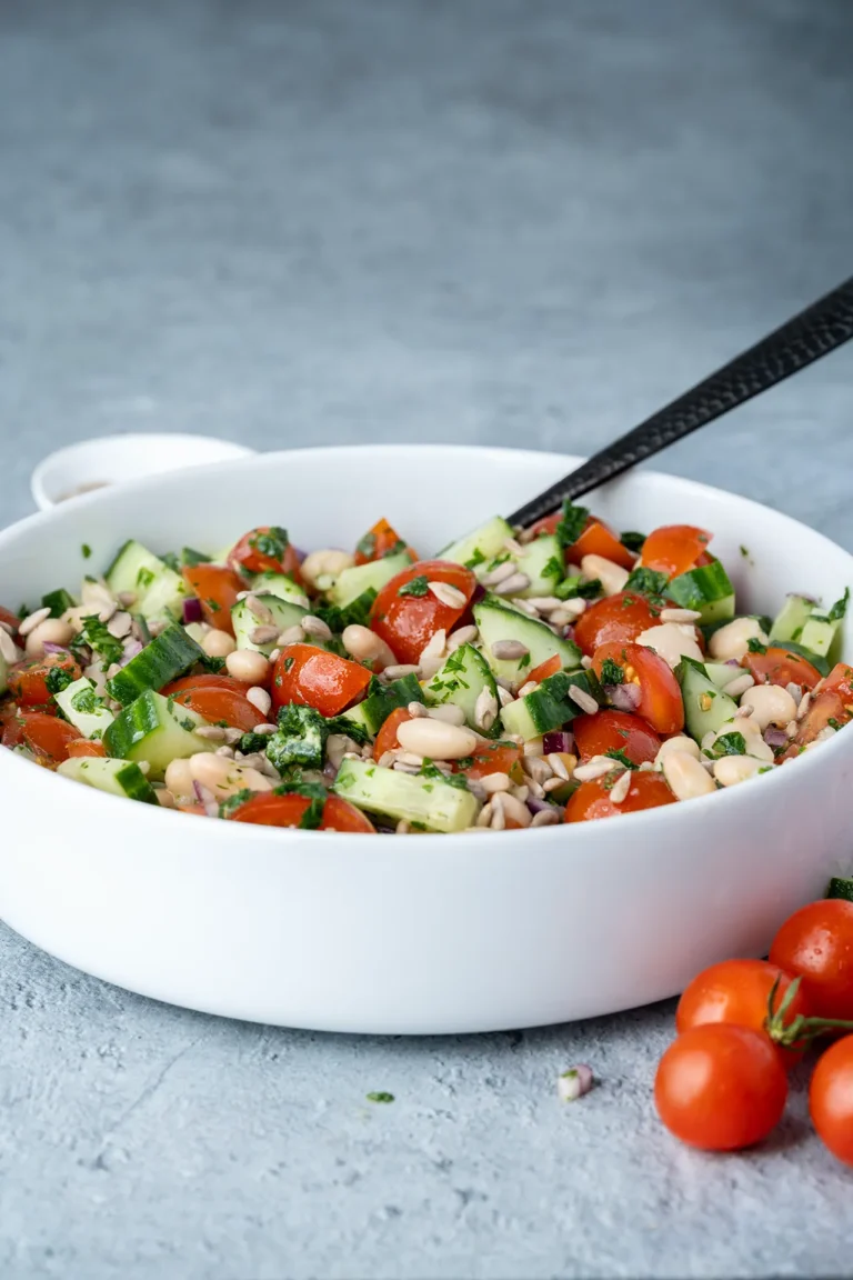 Weißer Bohnen Salat mit Tomaten und Gurke in weißer Schale