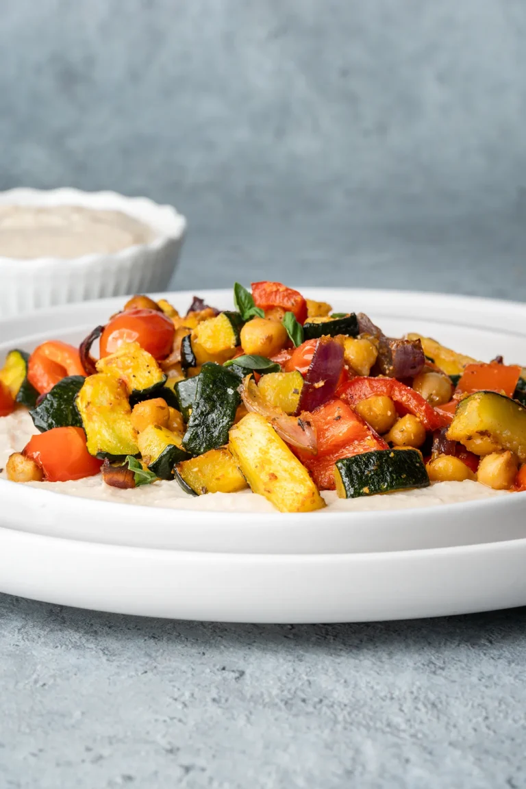 Zucchini vom Blech mit Kichererbsen und Bohnencreme auf einem weißen Teller
