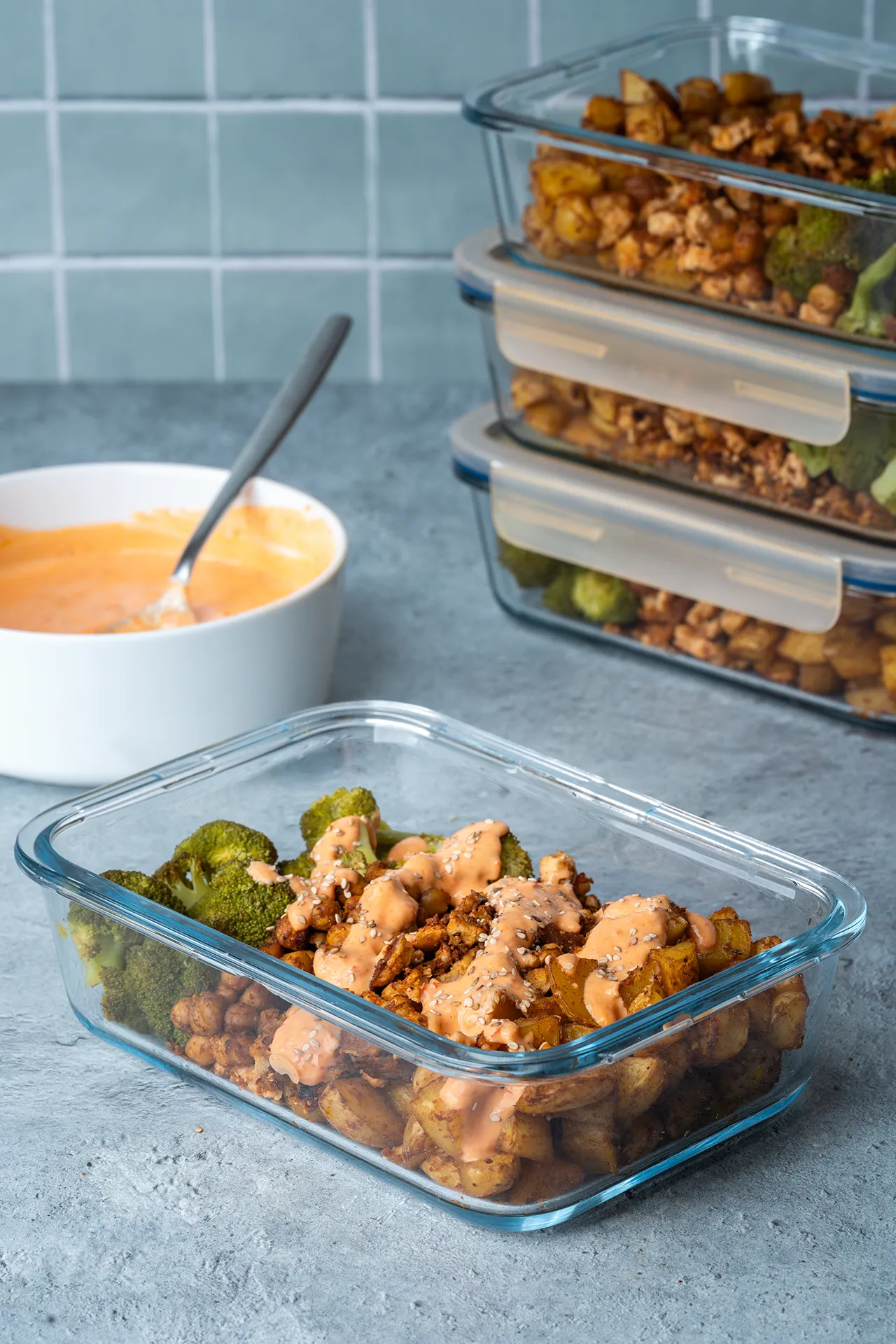 Meal Prep Bowl mit Ofengemüse und Tofu (42g Eiweiß) 3 Glasschalen gefüllt mit Ofengemüse und Tofu, daneben eine Schale mit Dressing