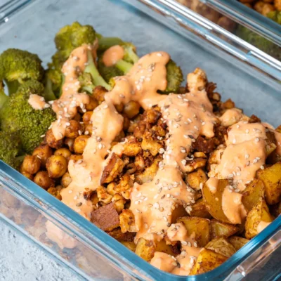 Startseite 13 Meal Prep Bowl mit Ofengemüse und Tofu und 42g Eiweiß