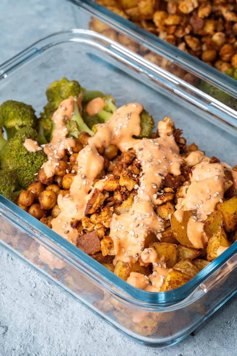 Meal Prep Bowl mit Ofengemüse und Tofu (42g Eiweiß) 4 Meal Prep Bowl mit Ofengemüse und Tofu und 42g Eiweiß