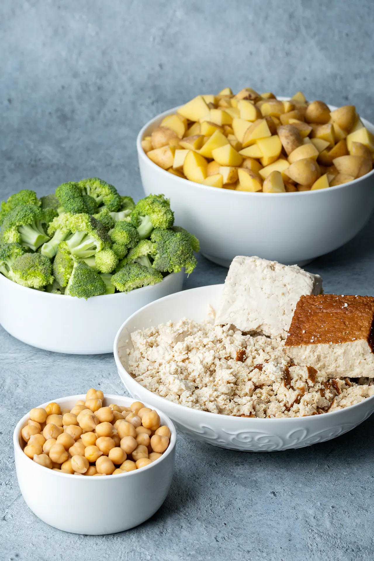 Meal Prep Bowl mit Ofengemüse und Tofu (42g Eiweiß) 1 Zutaten in 4 Schüsseln für eine Meal-Prep-Bowl