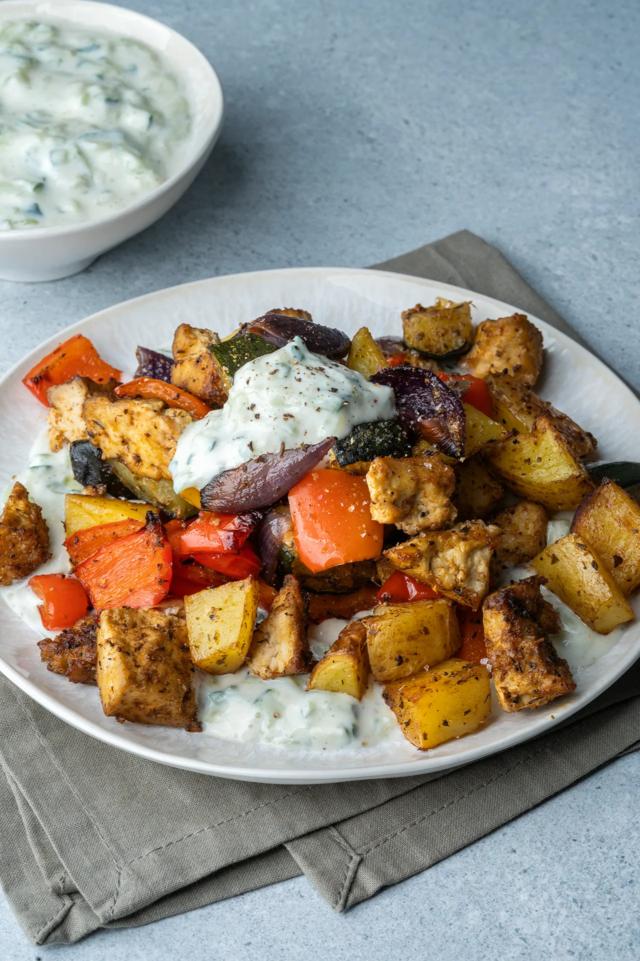 Veganes Gyrosblech mit Zaziki auf einem hellen Teller