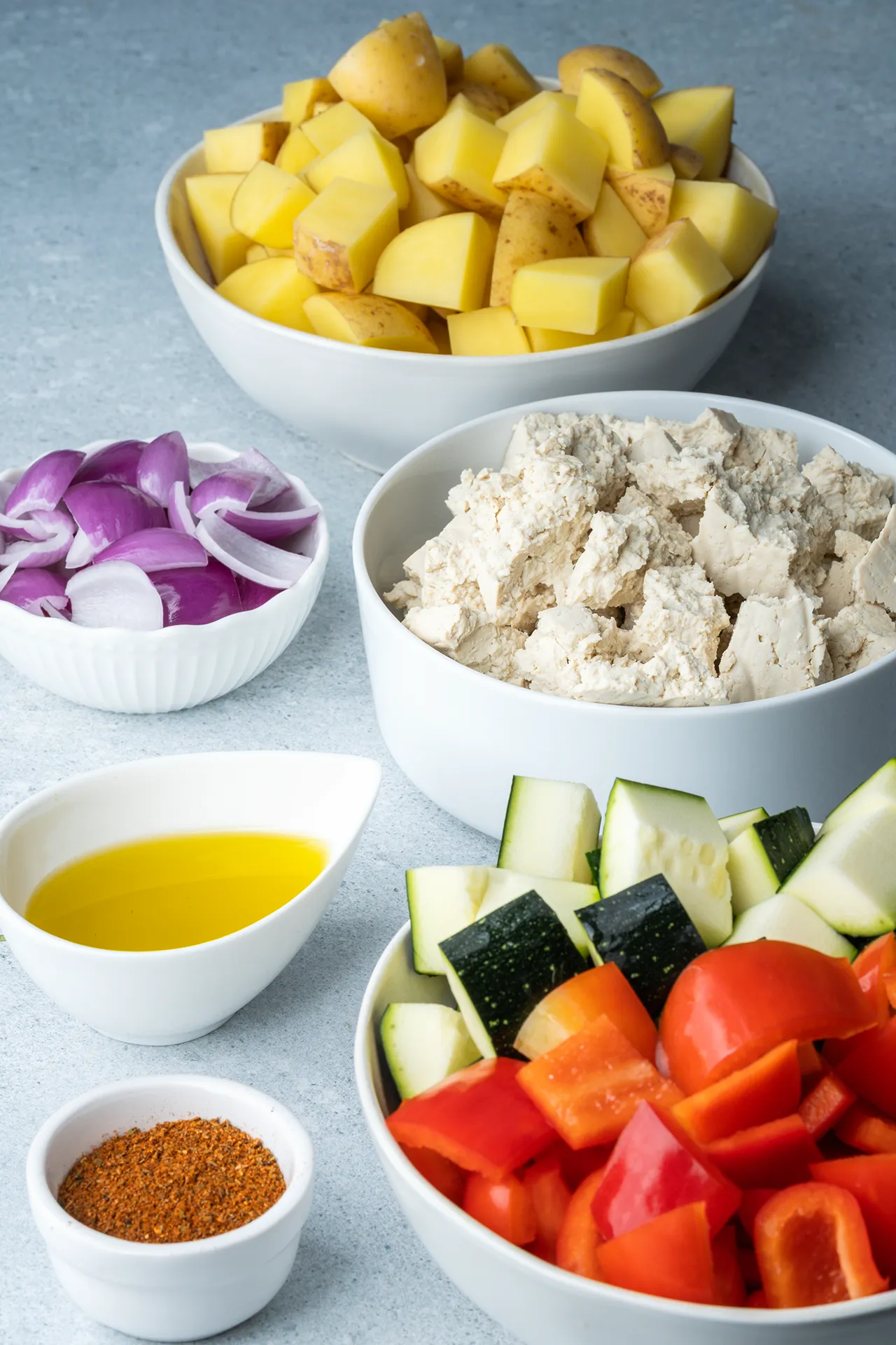 Zutaten für das vegane Gyros vom Blech in weißen Schalen