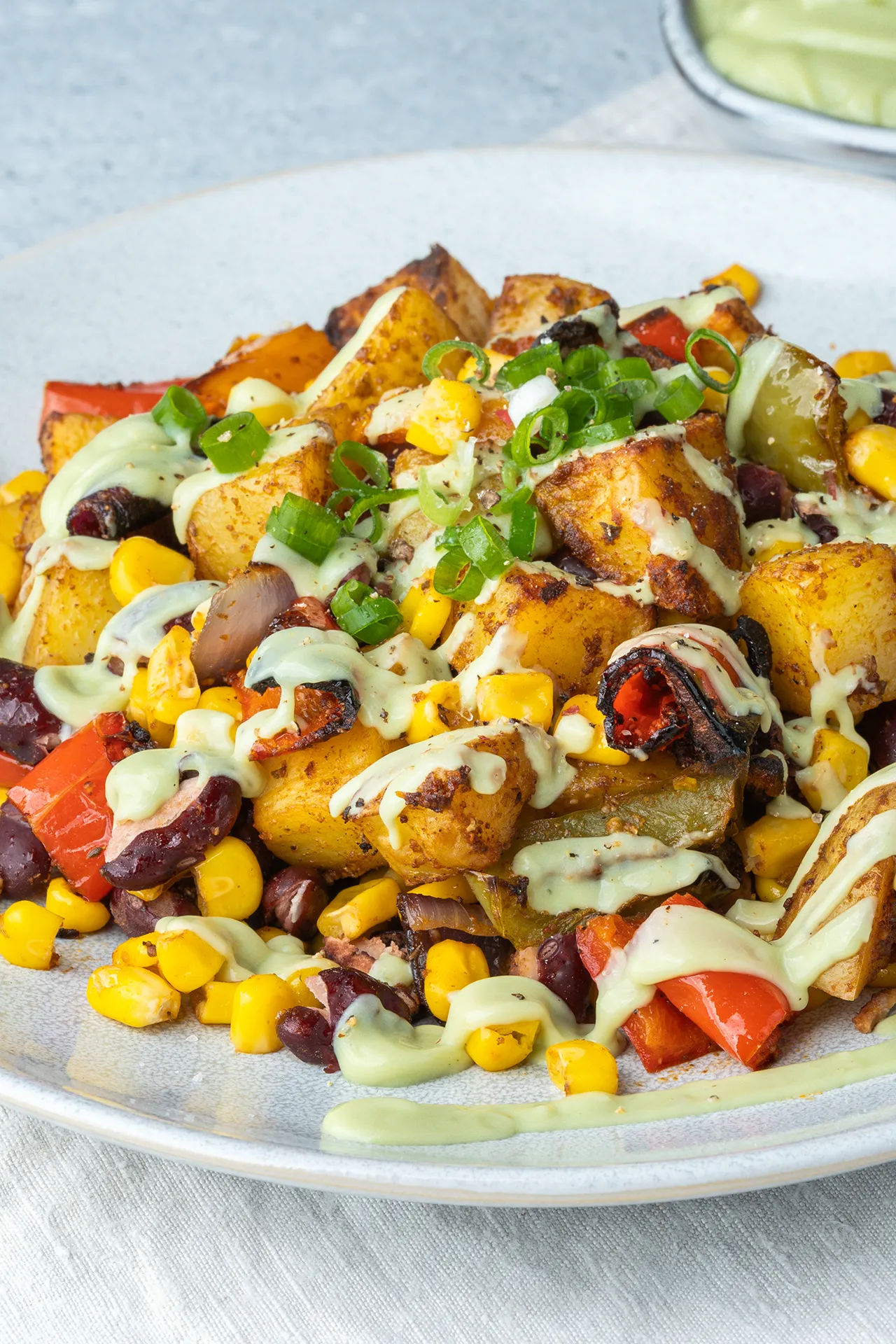 Mexikanisches Kartoffelblech auf einem hellen Teller 