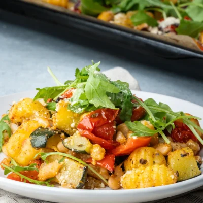 Startseite 5 Mediterranes Gnocchi-Blech auf einem Teller mit Rucola getoppt